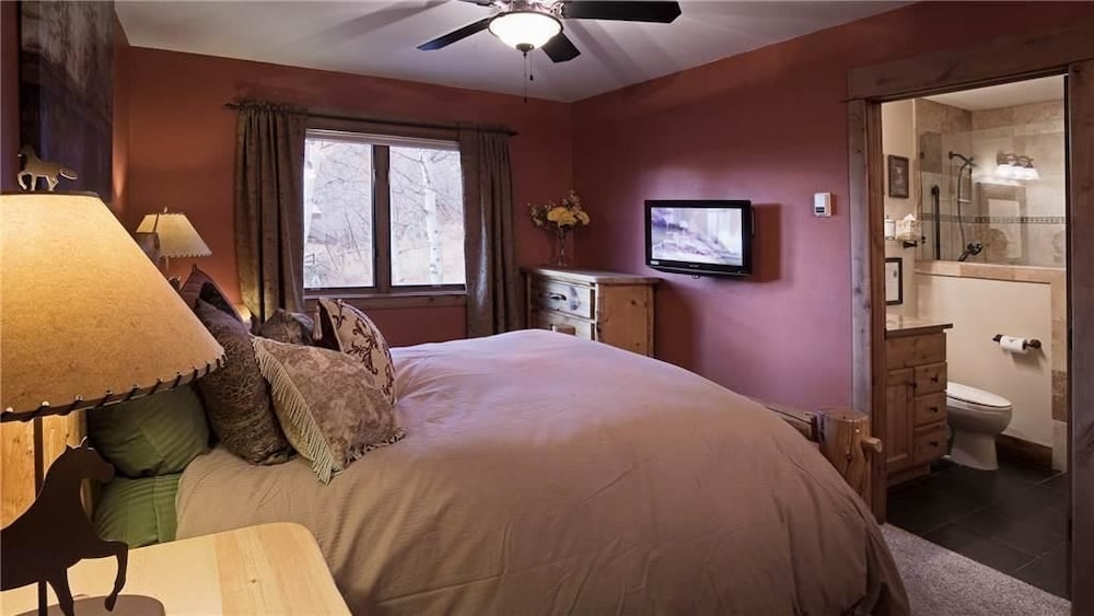 Creekside Chalet 6 BedroomHoliday home By Moving Mountains