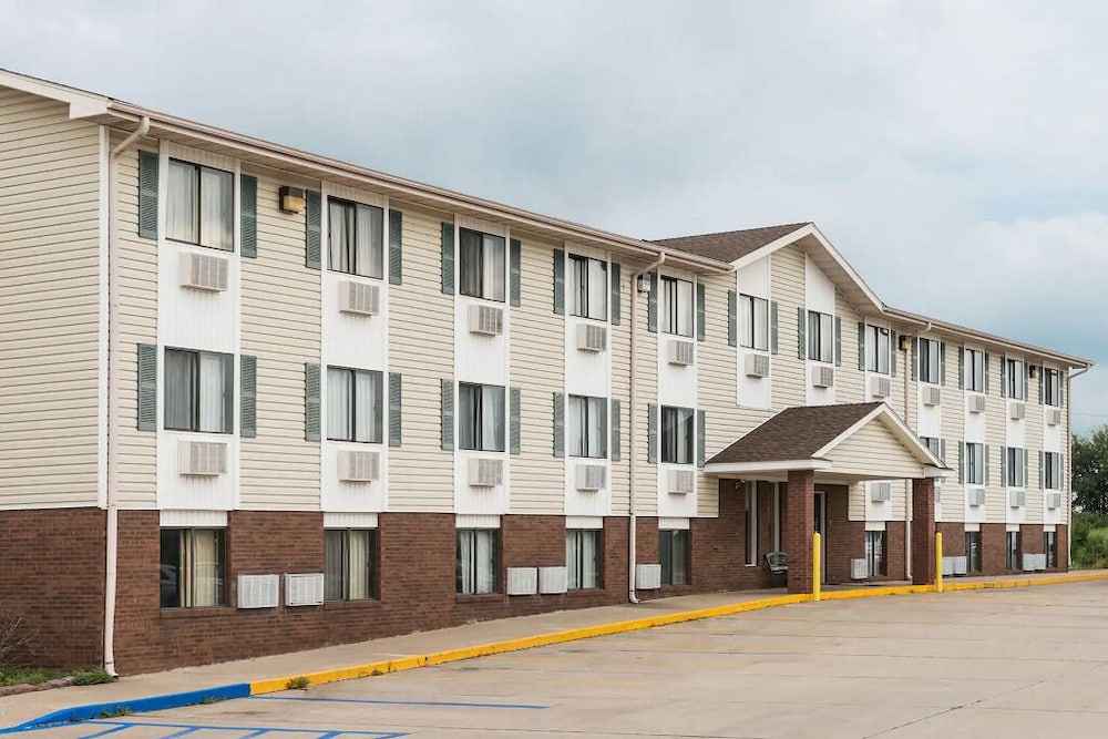 Columbia Vacations - Amerihost Inn  Suites Kingdom City - Property Image 1