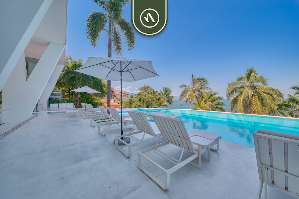 Luxurious 2 BR Condo - Oceanfront - Infinity Pools