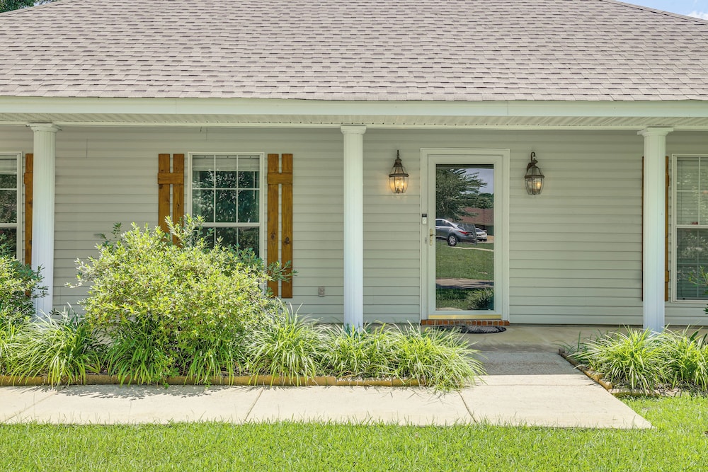 Updated Retreat w/ Outdoor Space in Flowood!