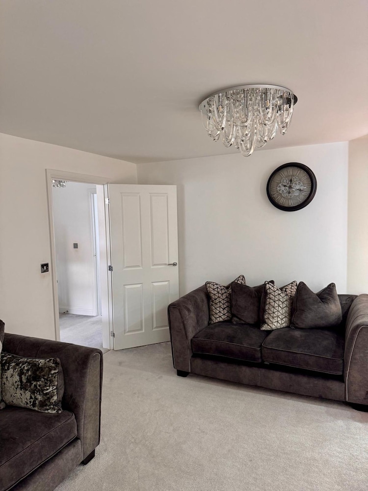 Luxurious Majestic 4 Bedroom- Free Parking
