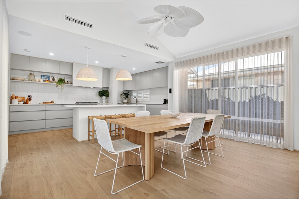 Coastal Luxe 4-bed House in Madora Bay