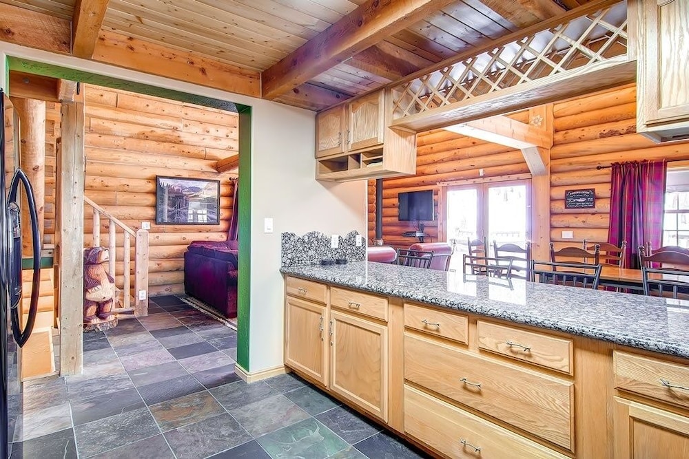 Snowshoe 4 Bedroom Home by RedAwning