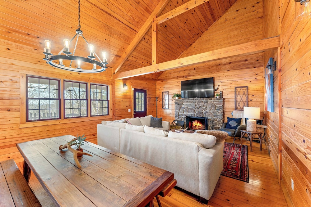 5 Mi to Beaver Lake: Family Cabin w/ Game Room