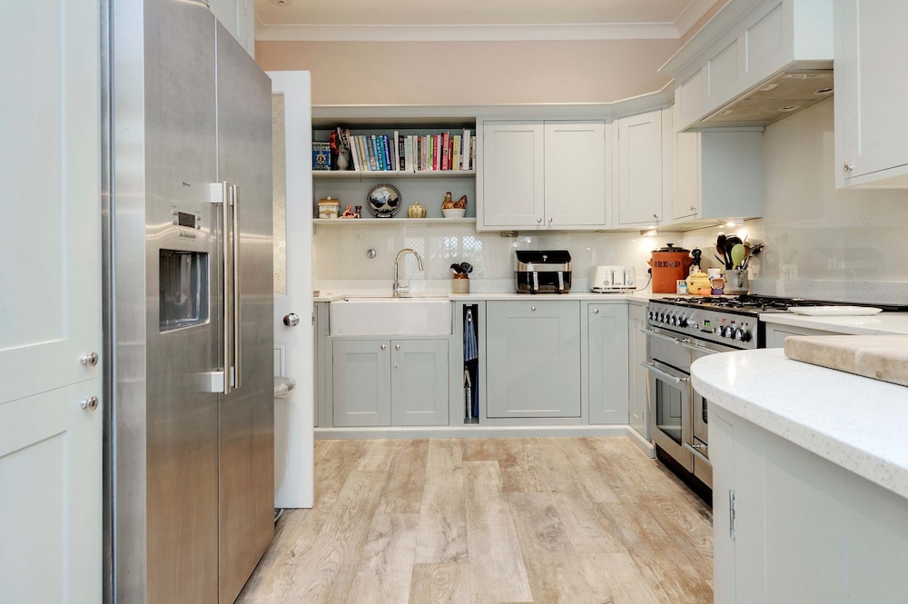 Stunning 4 bed Fulham Home With Garden