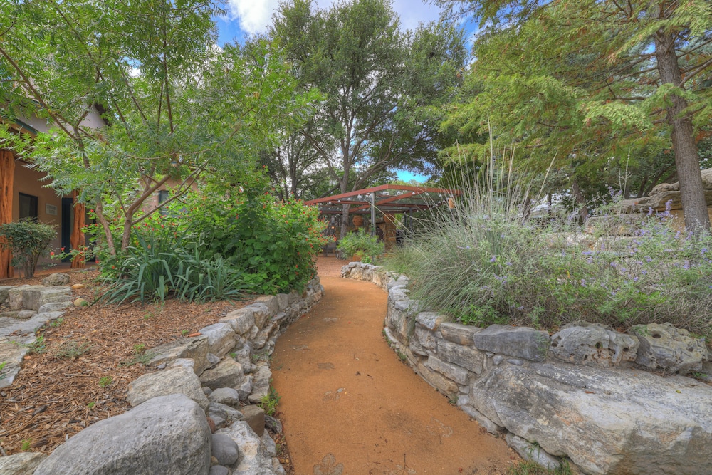 The Willows Retreat - Sleeps 17, Hot-tubs, Close to Main Street!