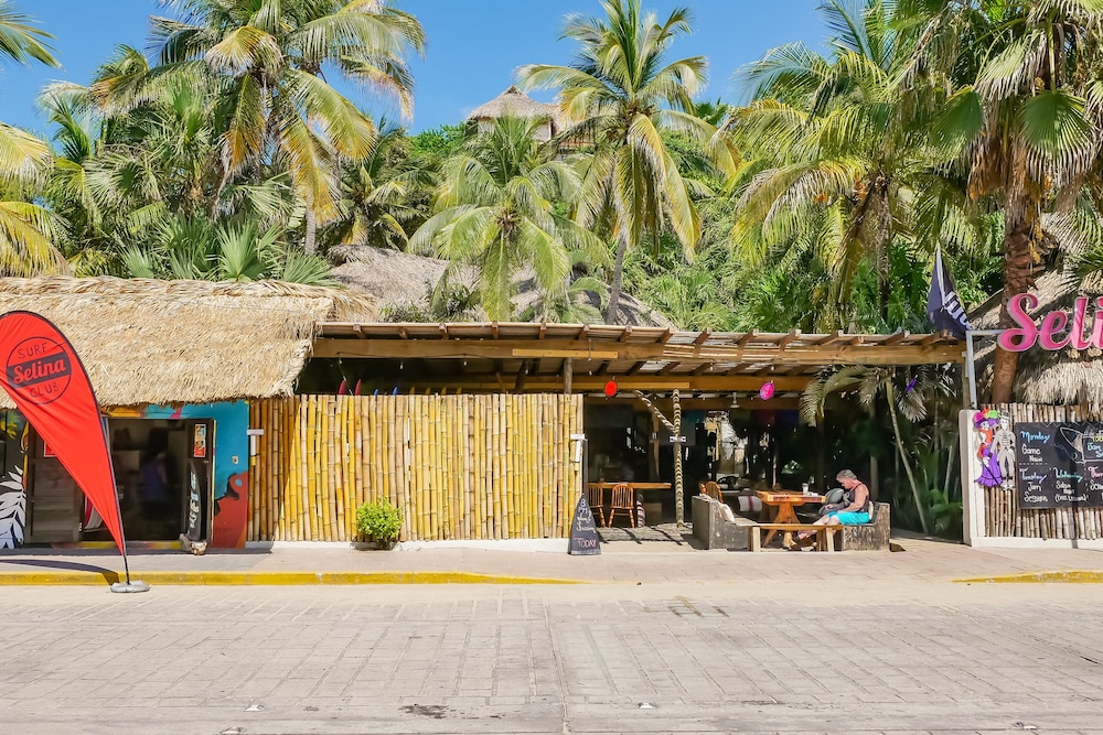 Nílu Puerto Escondido by Selina