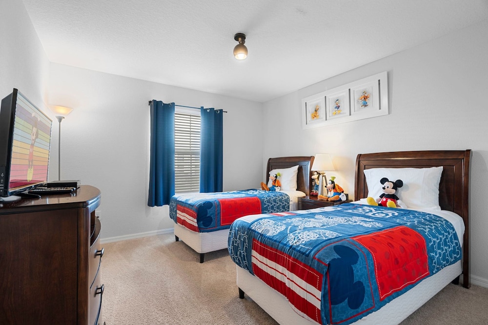 4BR Townhome With Pool at Storey Lake