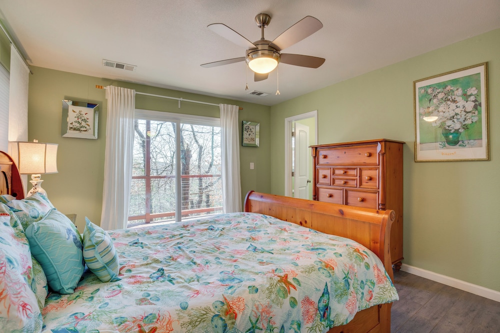 Serene Valley Views: Lake Texoma Retreat