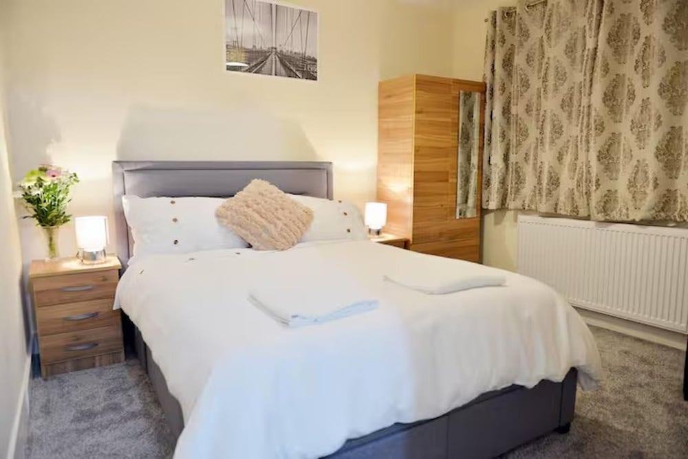 Family- Near Lcy Airport- Sleeps 6- Parking- Wi-fi