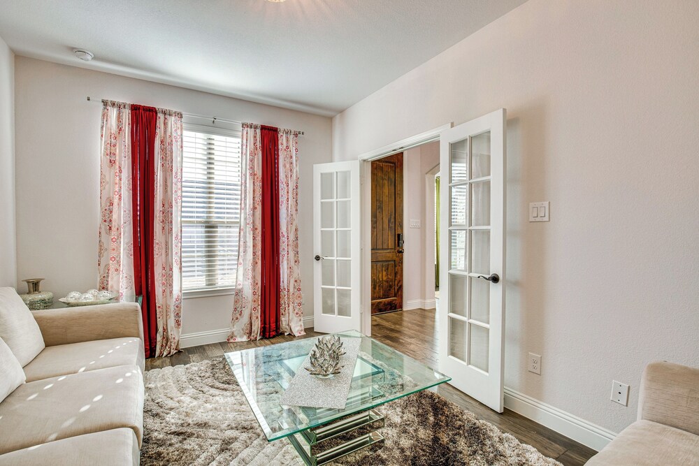 6 Mi to Lake Lewisville: Chic Retreat in Frisco!