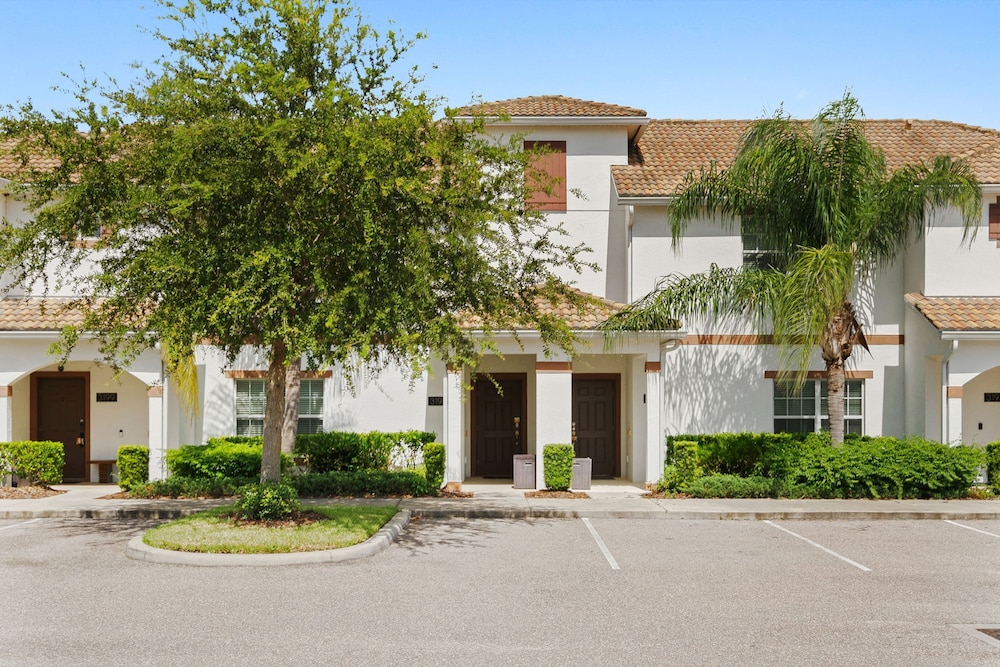 4BR Townhome With Pool at Storey Lake