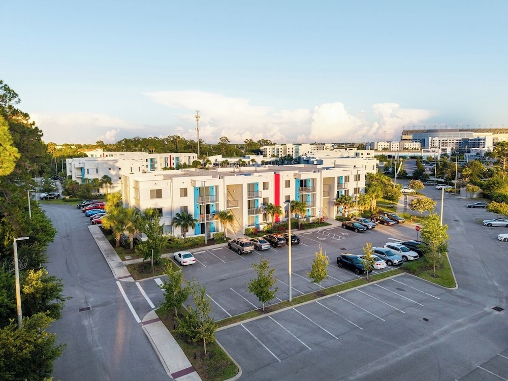 Daytona 3BR Getaway Pool, Gym, Pet Friendly