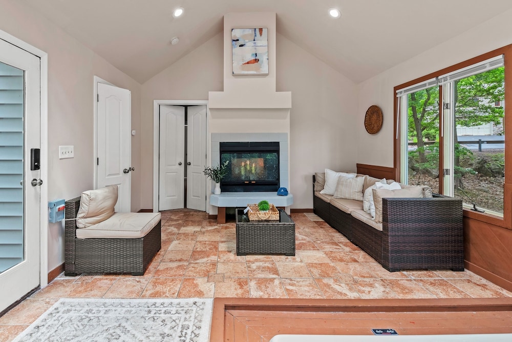 The Boulder Inn by Avantstay Indoor Hot Tub Game Room Outdoor Fire Pit