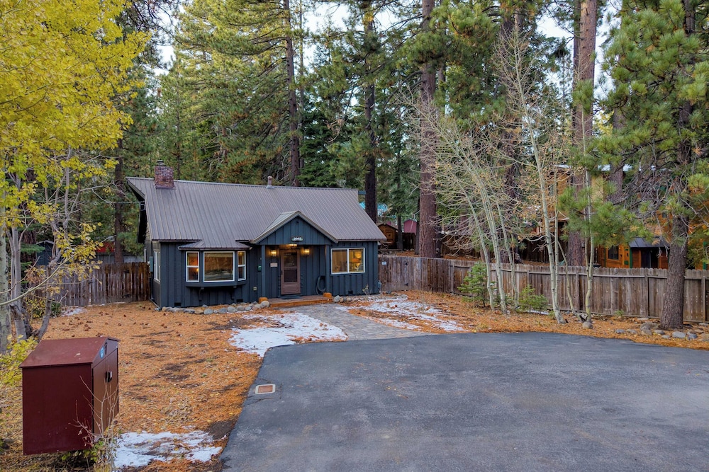 Westlake Cabin by Avantstay Hot Tub, Near Skiing, Walk to Restaurants & Lake!