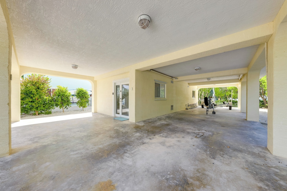 Spacious Canal-front Home: Florida Keys Gem
