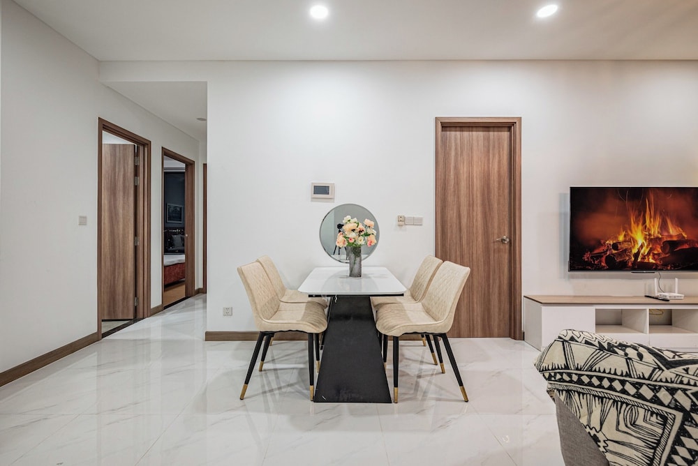 Luxury Sunwah Apartment near Landmark 81 - City View