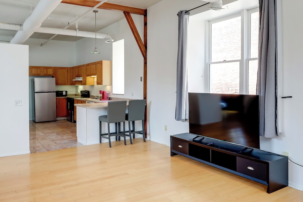 Walk to Eats, Galleries & Shops: Dtwn Omaha Condo