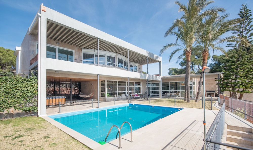Tarragona Vacations - Luxury Beachfront Villa in Tarragona TH 63 - Property Image 1