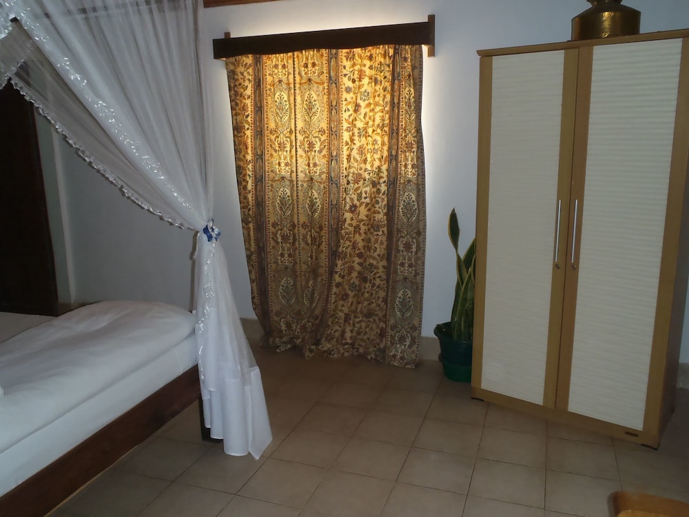 Auberge Chez Laurette Morombe view 5