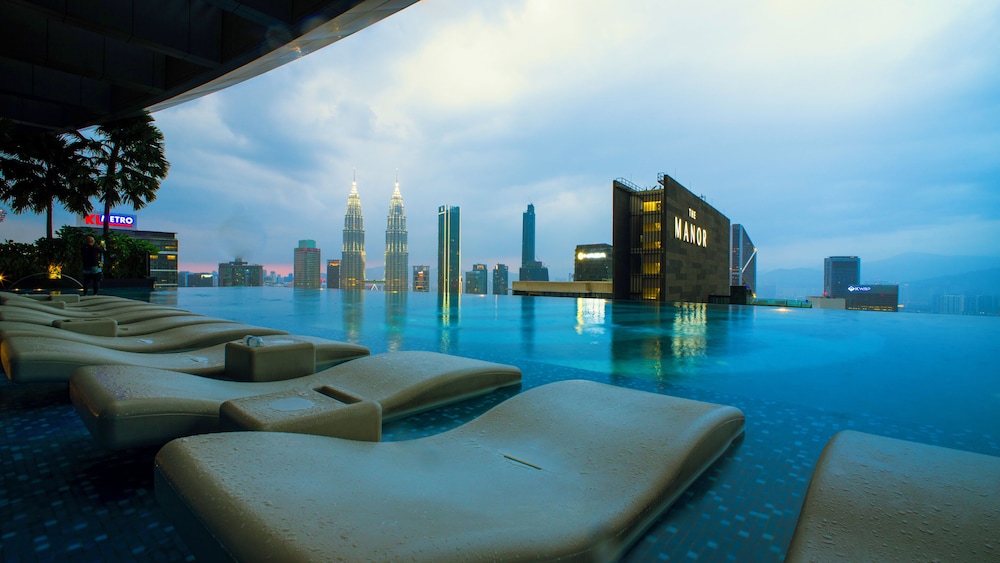 Moonway Luxury Suites At Eaton Residence
