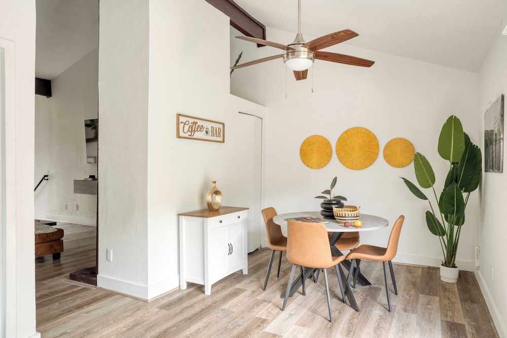 Austin Escape, Prime Location + Shared Yard Oasis Fairlawn Buyout by Avantstay