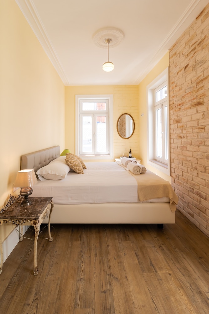 1898 Home & Suites