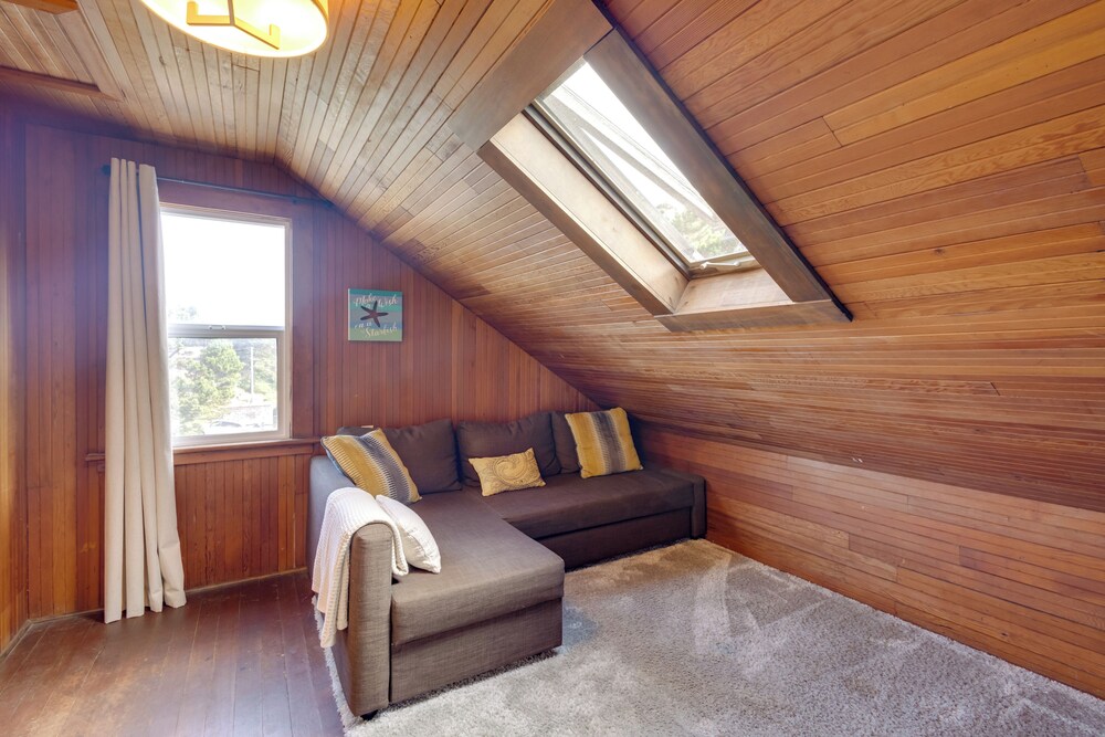Walk to Shore: Rockaway Beach Retreat w/ Hot Tub!