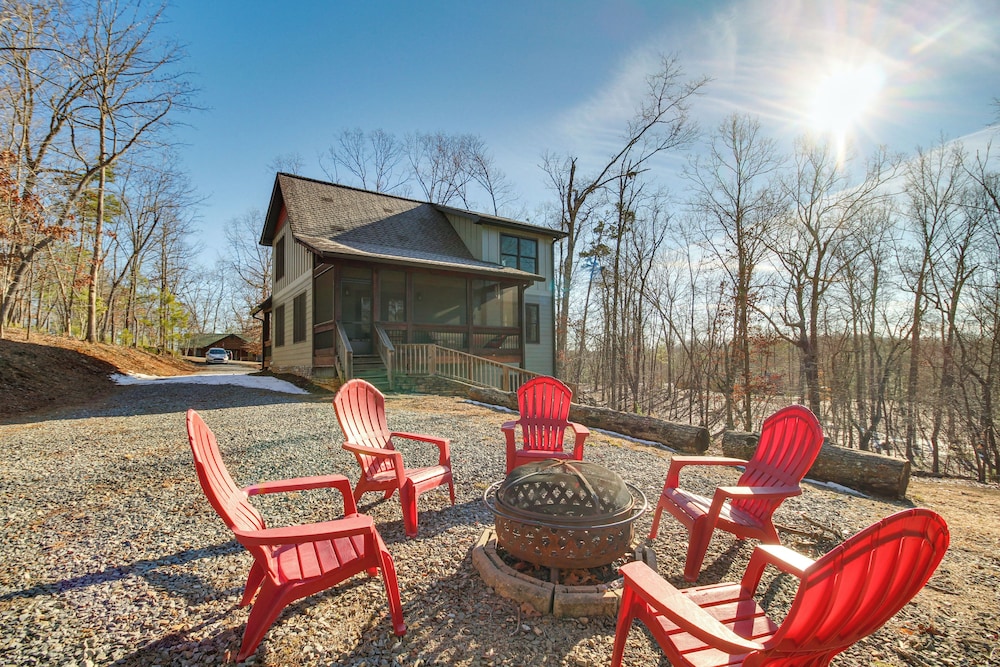 Hot Tub & Movie Room: Updated Cabin in Ellijay!