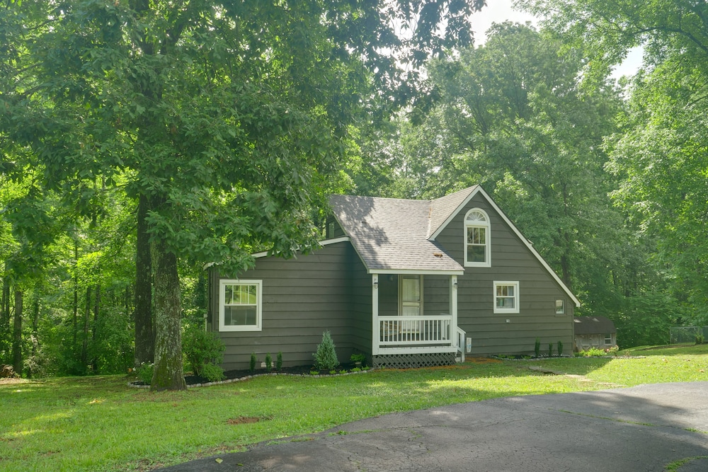 Cozy Tennessee Cabin w/ Deck, Grill & Fire Pit! view 3