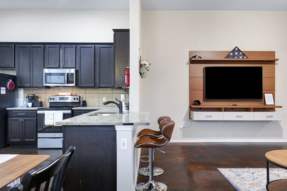 Modern Pet-friendly Duplex Near River Walk 3 Bedroom Duplex