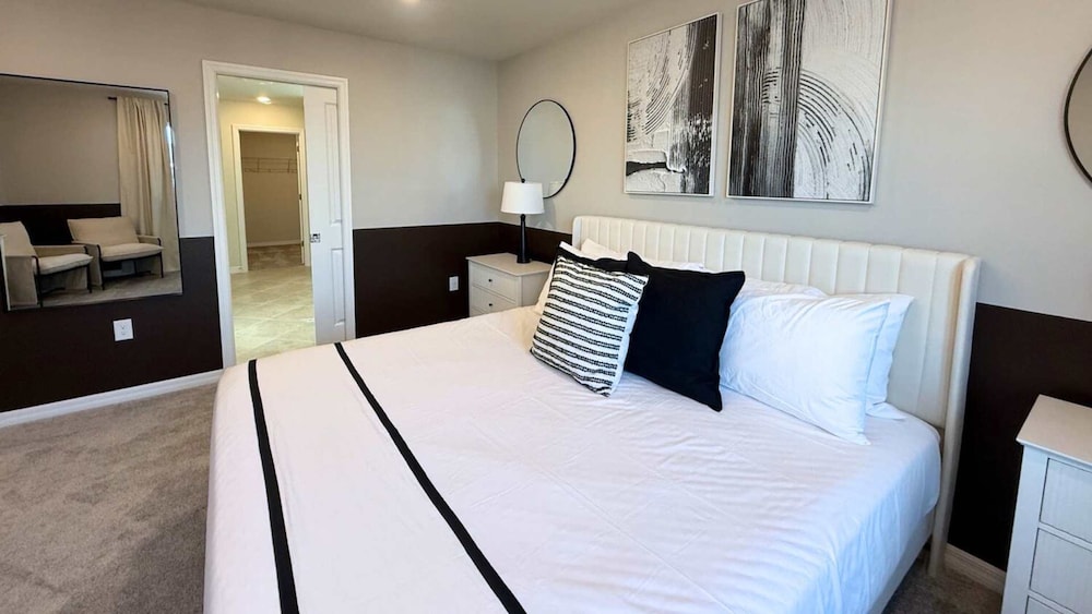 Upstay Family Home w Cinema Pool BBQ Clermont