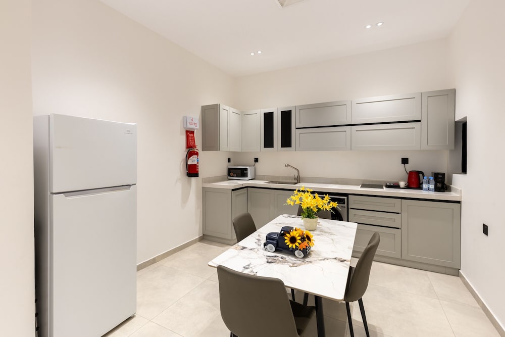Spacious Designer Three Bedroom Home in Almadinah