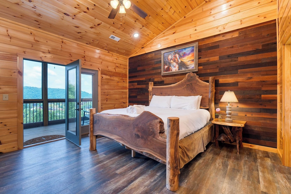 Evergreen Echo by Avantstay Cabin w/ Mountain Views, Theater, Game Room, and Hot Tub