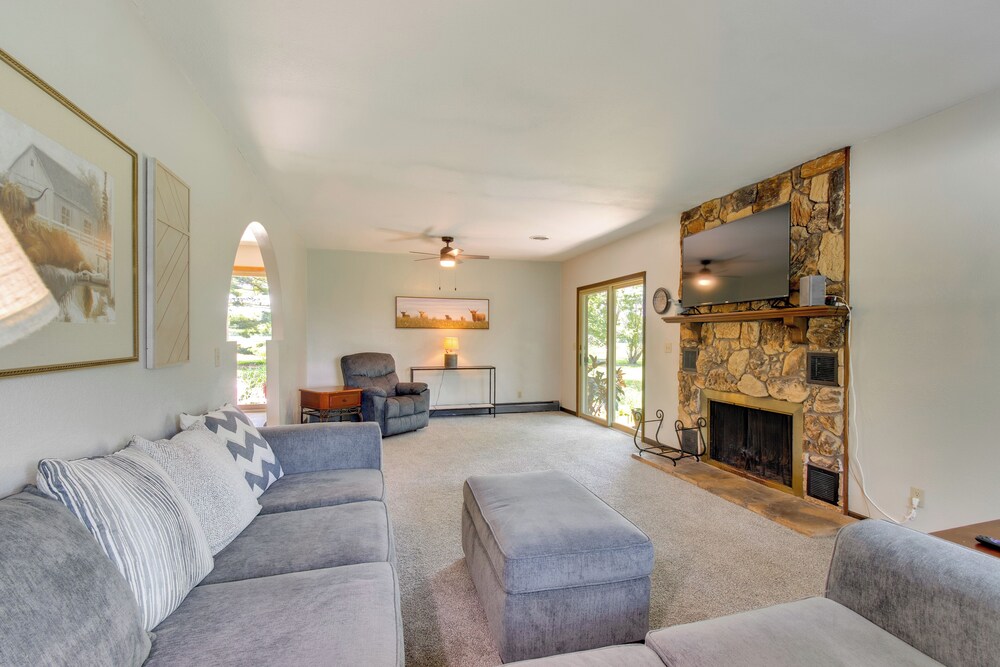 9 Mi to Downtown Rushville: Cozy Getaway w/ Grill