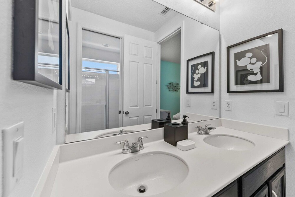 Minutes to Disney Parks + Universal Sleeps 21 w/ Pool, Hot Tub, Game Room