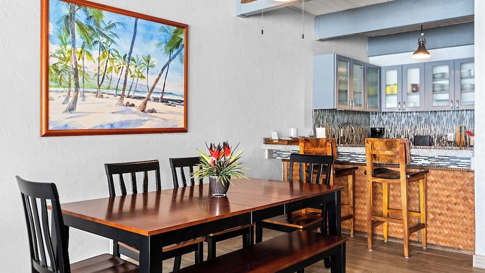 Stunning Top Floor Ocean Front Condo AC & Wifi