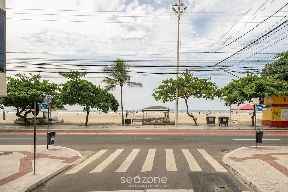 Apto c/ garagem e 2 Quartos a 60m da Praia ACO1103