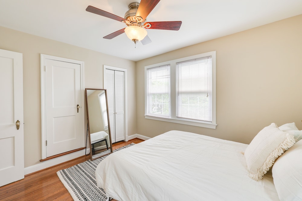 Modern Alexandria Townhome ~ 2 Mi to Old Town! view 2