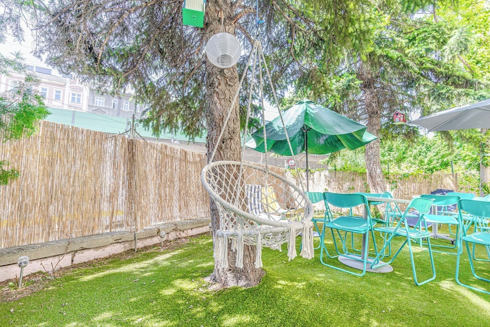 Stylish 2BR Apt Garden Modern Comforts