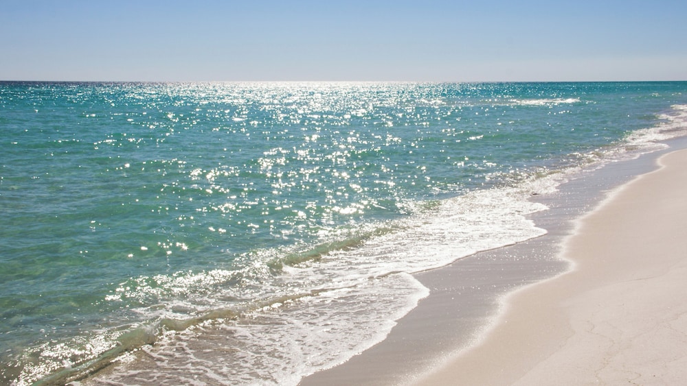 Spacious 6BR Beach Home Sleeps 15 Relax & Reconnect at Coastal Breeze