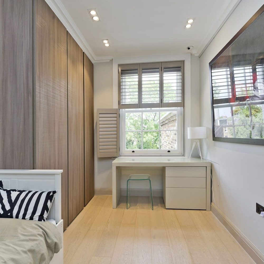 Astounding 7bed Notting Hill Family Home w Private Garden Games Room Parking