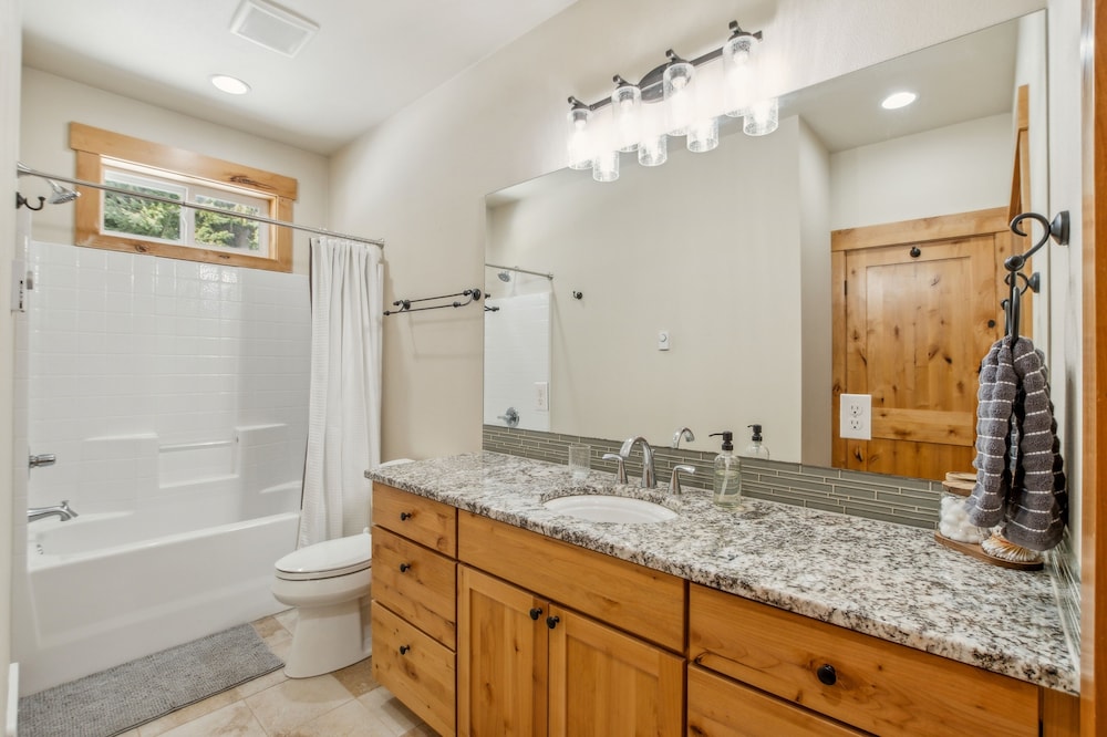 Mountain Retreat With Hot Tub, Game Room And Yard 3 Bedroom Home