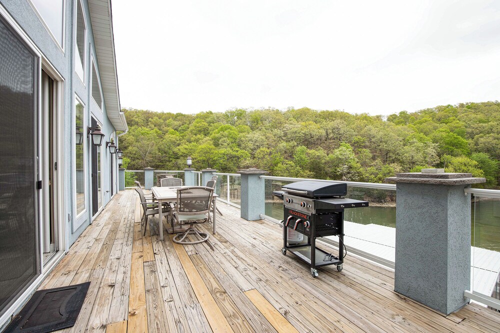 Huge! Sleeps 30-kayaks, Pedal Boat & Paddle Boards