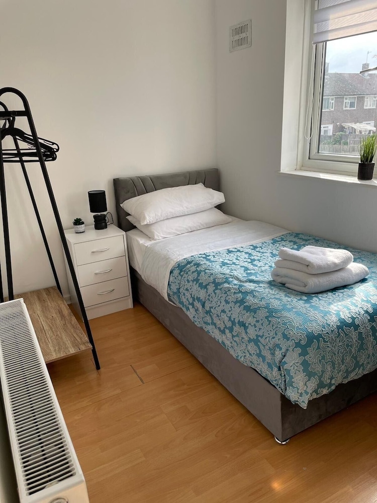 3-bed House - Garden & 30 Mins to Central London