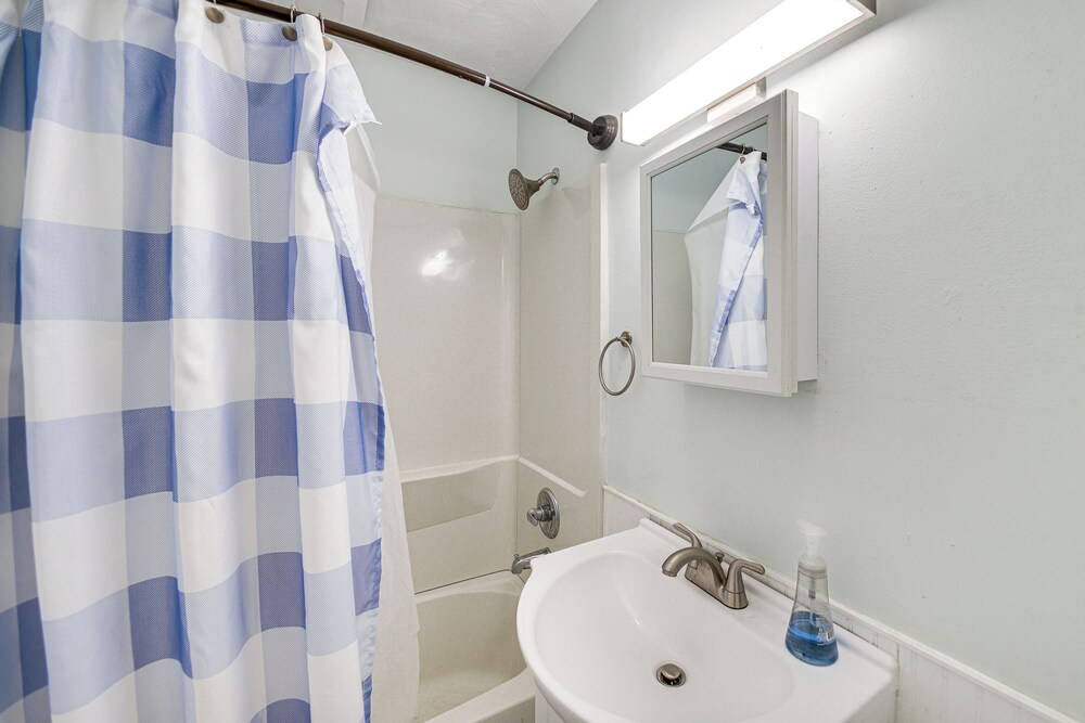 Walk to Beach & Chesapeake Bay: Norfolk Retreat!