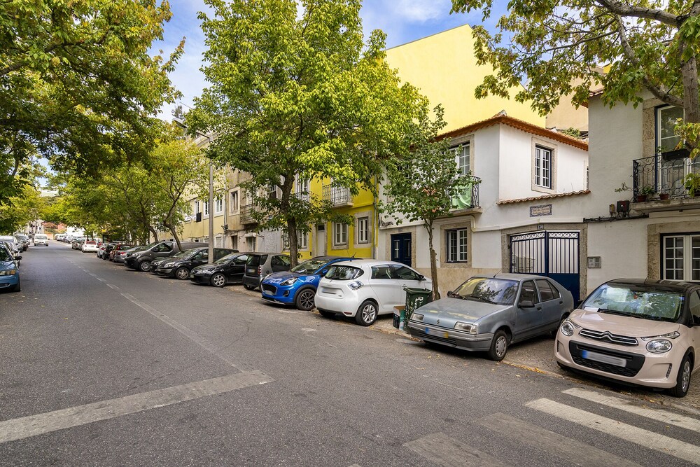 Urban Escape: 1-Br W/Mezzanine Near Campo Ourique