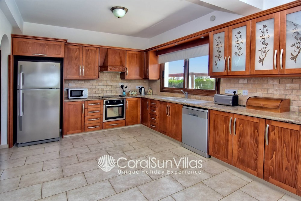 Family Villa Short Walk To Coral Bay Strip 5 Min and Pub, Shops etc