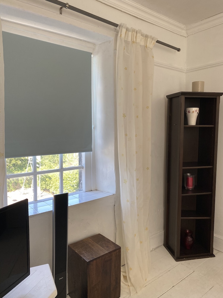Stunning 2-bed Apartment Above Schooners Bar view 5