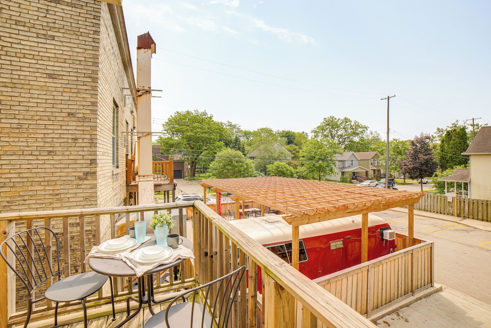 1 Mi to Dtwn Grand Rapids: Chic Condo w/ Balcony!